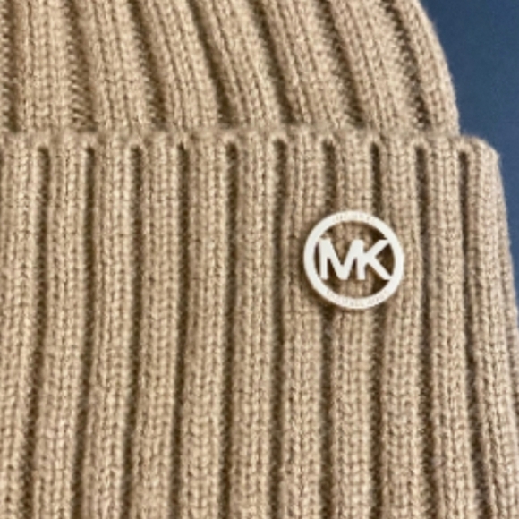 Michael Kors Cable Knit Fleece Lined Cuffed Pom Pom Winter Beanie hat  gold logo - Picture 2 of 11